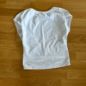 Topp - En fin tajt topp i storlek 36. Djup rygg, får inte på mig den längre. Köpt förra året på bikbok, bra kvalitet. Pris kan definitivt diskuteras 