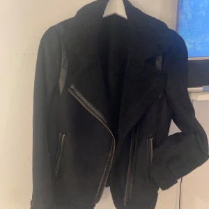 Jacka - Jätte fin jacka i lite kappa form. Passar på höst och vinter!