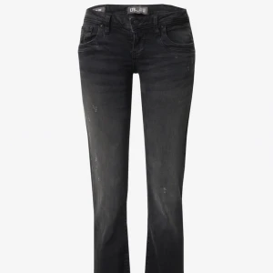 Low waist jeans - Säljer dessa Ltb jeansen som är lowwaisted. De sitter likadant som de på andra bilden. Aldrig använt de, så i nyskick💓 Kan ta fler bilder om de behövs.