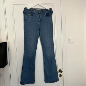 Jeans - Jeans från Levis, nästan helt nya