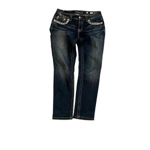Vintage Lågmidjade Miss Me Jeans - Yoo!! Säljer ett riktigt fett par miss me jeans, Size 31, Bra skick med as snyggt tryck😻😻 Skriv till mig om du har några frågor🔴🔴🔴