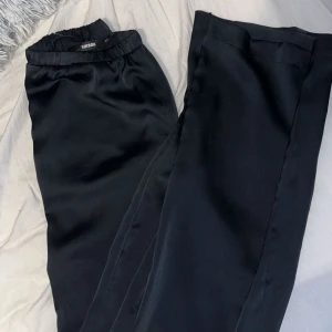 bikbok satinbyxor  - satinbyxor i nyskick!