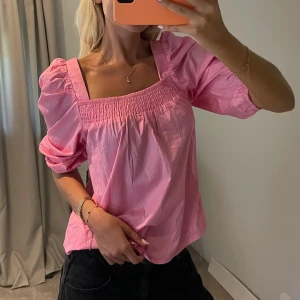 Rosa topp med puffärm h&m - Säljer denna fina topp med puffärm i rosa från H&M. Storlek S💞 Nyskick! (Aldrig använd)✨