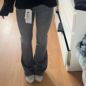 Gråa bootcut jeans - Säljer mina gråa jeans från only då jag inte använder längre! Jeansen är bara används några få gånger och är i bra skick 💞