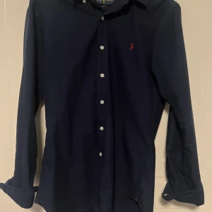 Ralph Laurent skjorta - Ralph Laurent skjorta storlek S slim fit. Mörkblå. Skick 9/10