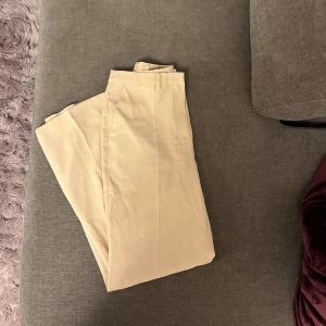 Kostymbyxor  - Säljer dessa beiga kostymbyxor i stl 36, bra skick och dem är köpta på nakd💕