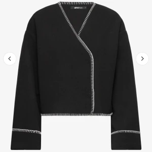 Svart kappa - Så snygg svart kappa med vita sömmar från Gina. Nästan aldrig använd så jättebra skick. Storlek xs🥰🥰