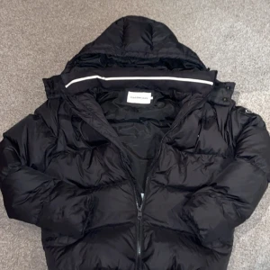 Calvin Klein puffer jacka  - Tjo säljer denna super snygga och super varma puffer jackan  Size M  Inga defekter Nypris 2000