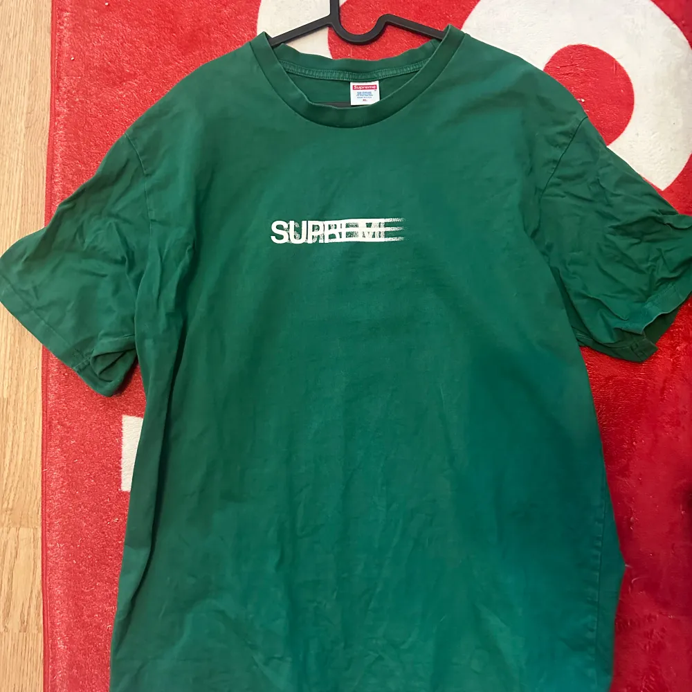 Supreme Motion T-shirt  Grön  XL. T-shirts.