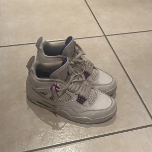 Jordan 4 - Tja! Säljer mina 4’S då jag tröttnat på dem! Dem är i fint skick och har mycket kvar o ge. Har ej äktenhetsbevis därav priset. (Fräshas upp innan fraktning) Skick- 8/10