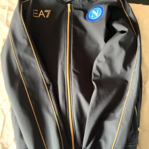Höst jacka - Säljer nu min Napoli EA7 höst jacka eftersom den har blivit för liten. Knappt använd så väldigt bra skick. Köpt från napolis hemsida. Säljer för 350kr