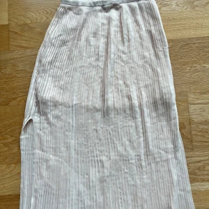 Beige kjol - Detta är en beige och ganska tunn kjol.