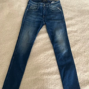 REPLAY ANBASS JEANS - Storlek 30/30 Färg Blå Skick 10/10 (Aldrig använda)  Önskas fler bilder eller om du har frågor skriv till mig.