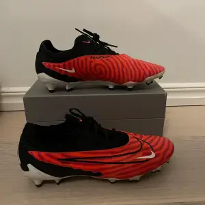 Nike Phantom GX i röd/svart färg❤️🖤. Storlek 42.5. Skorna är använda endast använda 5 gånger. 