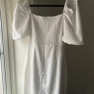 Studentklänning - Vit klänning i storlek S / 36 Perfekt till student. 
