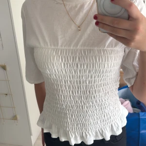 Smockad t-shirt från hm - Jättefin helt oanvänd smockad t-shirt från hm💞