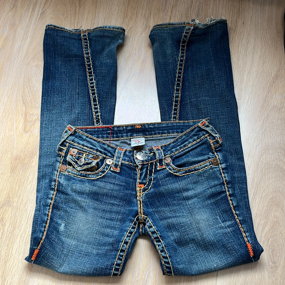 Säljer dessa jättesnygga bootcut True Religon jeans i storleken 25 då de är för stora för mig. Midjemått rakt över: ca 37cm innerbenslängd: ca 77cm. Köpta här på Plick, bra skick förutom lite slitage längst ner. . Jeans & Byxor.