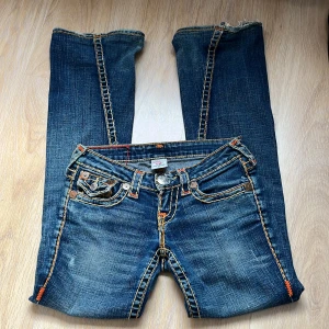 True Religion jeans - Säljer dessa jättesnygga bootcut True Religon jeans i storleken 25 då de är för stora för mig. Midjemått rakt över: ca 37cm innerbenslängd: ca 77cm. Köpta här på Plick, bra skick förutom lite slitage längst ner. 