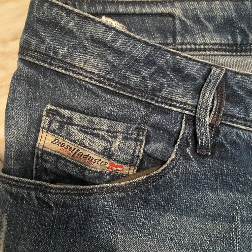 Lågmidjade diesel jeans men snygga detaljer på bakfickorna💗Midjemått: 76 cm💗Jättefint skick, inga skador. Jeans & Byxor.