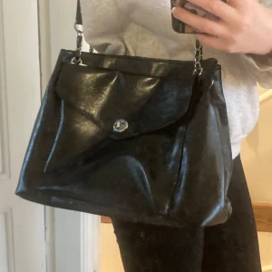 Helt ny svart väska✨ - Säljer denna helt nya väskan eftersom den inte kommit till användning köpt secondhand så vet tyvärr inte märket