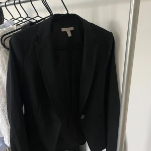 Svart kavaj från H&M - Snygg kavaj i bra skick från H&M. Använd fåtal gånger. Möts upp i Sthlm, annars står köparen för frakten 🩷
