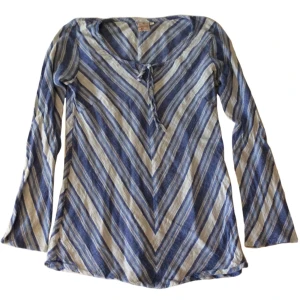 Randig långärmad topp Indiska - Supersnygg chevron / randig topp med snörning!