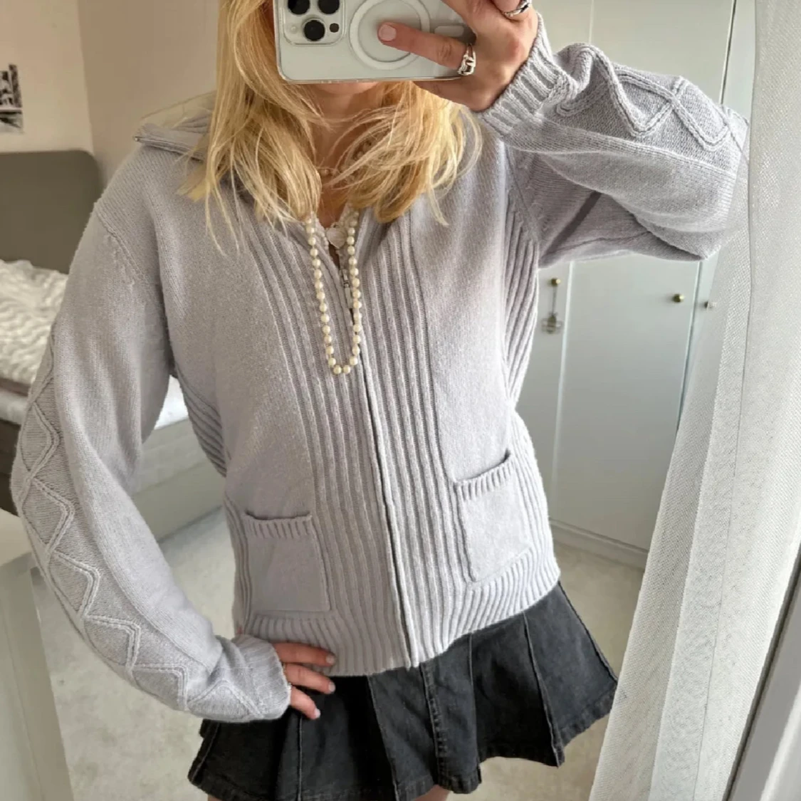 Ljusgrå stickad kofta med dragkedja