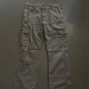 Cargo byxor  - Kahki cargo byxor från wrangler, raka, står ingen storlek men skulle säga w30 L34 runt 40