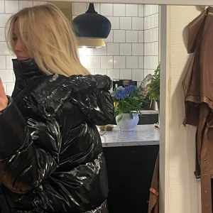 Calvin Klein jacka  - Cool glansig kalven Klein jacka, aldrig Andvönd i nyskick. Nypris 3000