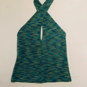 Grön halternecktopp!💋 - En väldigt fin grön halternecktopp som är köpt på Gina Tricot i M men insydd till S/XS. Den går att korsa på bröstet eller ha den som en ”vanlig” halterneck - sätts fast via påsydd knapp i ändarna. Toppen är aldrig använd, så nyskick!💋