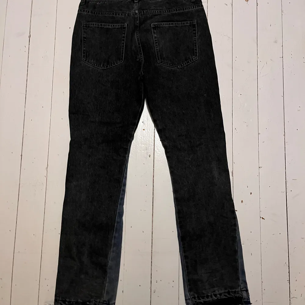 Clean gallery dept liknande flared jeans!! Skick 9/10 knappast använda!! Hmu om du är intresserad!!. Jeans & Byxor.