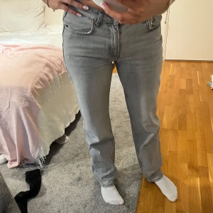 Ljusgrå jeans - Raka ljusgrå jeans, innerbenslängd 81 cm 🤍🤍