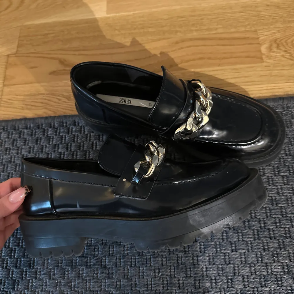 Loafers från zara. Storlek 37. Superbekväma och fint skick!. Skor.