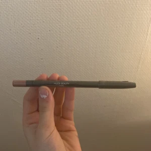 Läppenna - (Oöppnad och fortfarande inplastad!) Säljer en läppenna från Make Up Store i en snygg nude nyans. Perfekt för att definiera läpparna och ge en naturlig look. Pennan är lätt att applicera och har en krämig konsistens som sitter bra hela dagen.