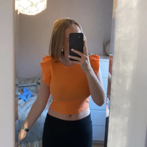 Orange volang-topp från Zara - Säljer denna superfina volang-topp från Zara i stl. M. (passar mig som vanligtvis har S) Säljer då den tyvärr inte kommer till använding längre 🧡