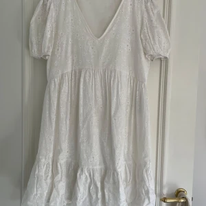 Jätte söt klänning❤️ - Säljer nu min jätte söta klänning som jag hade på min konfirmation för två års sen. Klänning är endast använd en gång. Köpt på Zalando❤️