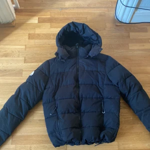 Super dry jacka  - Säljer dena snygga jacka som är välutforskade varm som funkar väldigt bra på vintern luvan går att ta av och sätta på 1 inne ficka och väldigt bra sick använd 1 sesong 