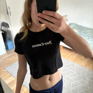 Juicy Couture t-shit💗 - Säljer min Juicy tröja då jag köpte den för liten,knappt använd,köpte den för 600