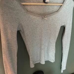 Långärmad tröja 💕 - Storlek xs, den är från hm och är ett perfekt vardagsplagg, bra skick, pris kan diskuteras ❤️
