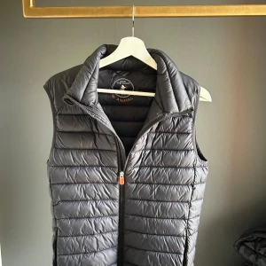 Save the duck Väst herr - Säljer en väst som är i väldigt fint skick. Använd ett fåtal gånger och köpt på Skistarshop i Lindvallen. Storlek M. Hör av dig vid frågor. Mvh Viggo