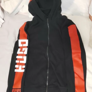 Hugo Zip Hoodie - Hugo Hugo Boss Hoodie. Storlek S, kan möjligtvis passa M. Bra skick men saknar snören. Pris kan diskuteras.