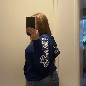 Blå hoodie - Jätte fint skick på tröjan och jätte skön!💙kommer ej till användning längre. 
