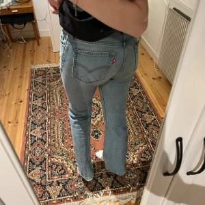 Blå jeans, skulle säga ny skick, har inte använt mycket. Tycker inte att de sitter så fint på mig därför säljer jag dem.  Skriv för mer!