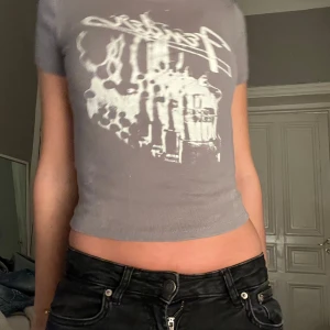 Hm topp - Säljer denna jätte coola hm t shirten som sitter som en smäck! Man blir verkligen snatched🥰