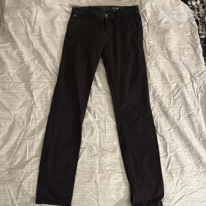 Jeansbyxor, G-star Raw - Svart jeansbyxor, storlek 32/38. Använt ett fåtal gånger, nypris 1300kr. Säljes då jag rensar garderoben.