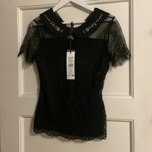 Spetsblus - Helt ny med lappen på
