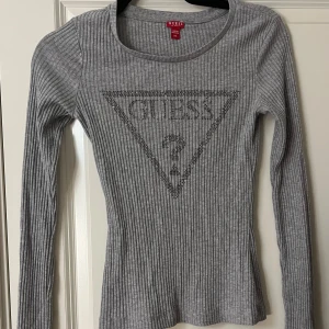 Guess tröja - Säljer min knappt andvända superfina guess tröja! 🎀