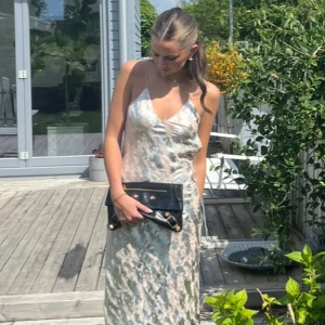 Balenciga väska - Intressekoll på min Balenciga väska. Köpte här på Plick men fick ej äktahetsbeviset med, kollat väskan på collecterscage i Köpenhamn där de sagt att den är äkta men kunde inte ge ut beviset!!! Kontakta vid frågor🩷