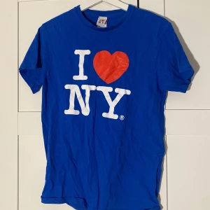 I ❤️ NY tröja - ”I ❤️ NY” oversized t-shirt köpt på JFK flygplats i new york! Använd ett fåtal gånger. Skulle passa M kanske L❤️