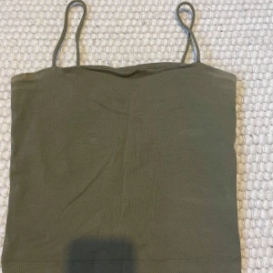 Grönt linne - Grönt linne från gina tricot!  Bra skick, skriv för fler frågor🤍